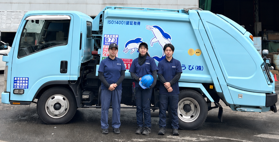 会社の建物と車両の前に並ぶ、ゆうびのスタッフ3人。